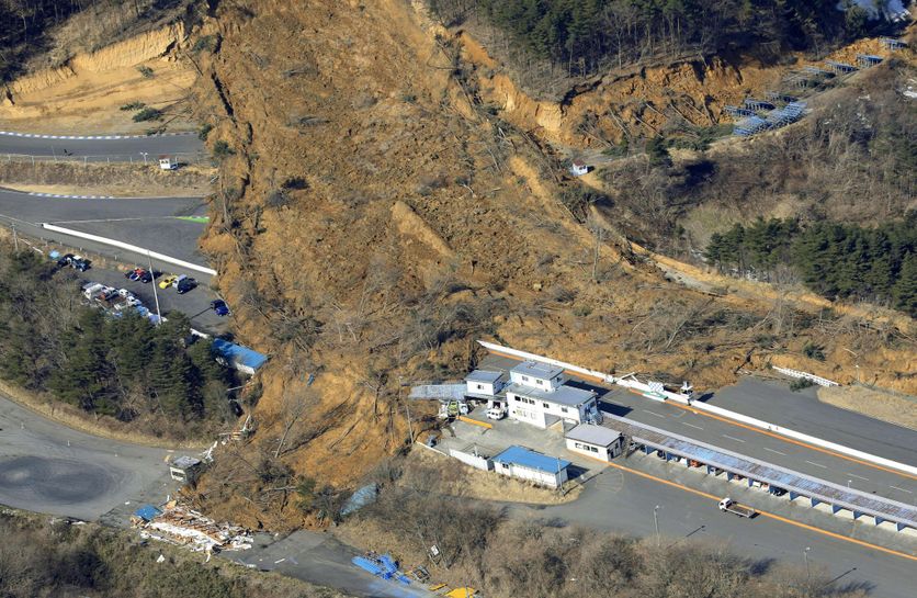 Glissement de terrain sur le circuit Ebisu à Nihonmatsu, préfecture de Fukushima, à la suite du tremblement de terre de magnitude 7,3.