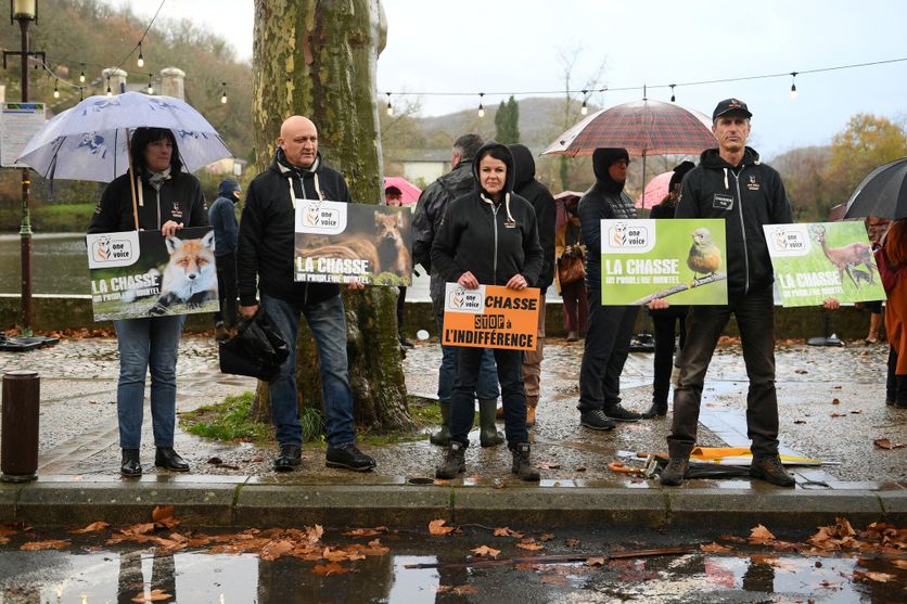 Des manifestants anti-chasse un an après la mort de Morgan Keane, décédé en décembre 2020, sous la balle d’un chasseur, alors qu’il coupait du bois dans son jardin.