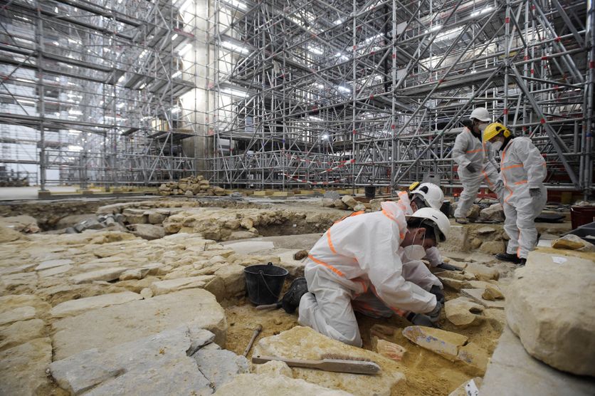 Des archéologues fouillent le sol de la cathédrale Notre-Dame après la découverte d'un sarcophage en plomb du XIVe siècle, à Paris, le 15 mars 2022.