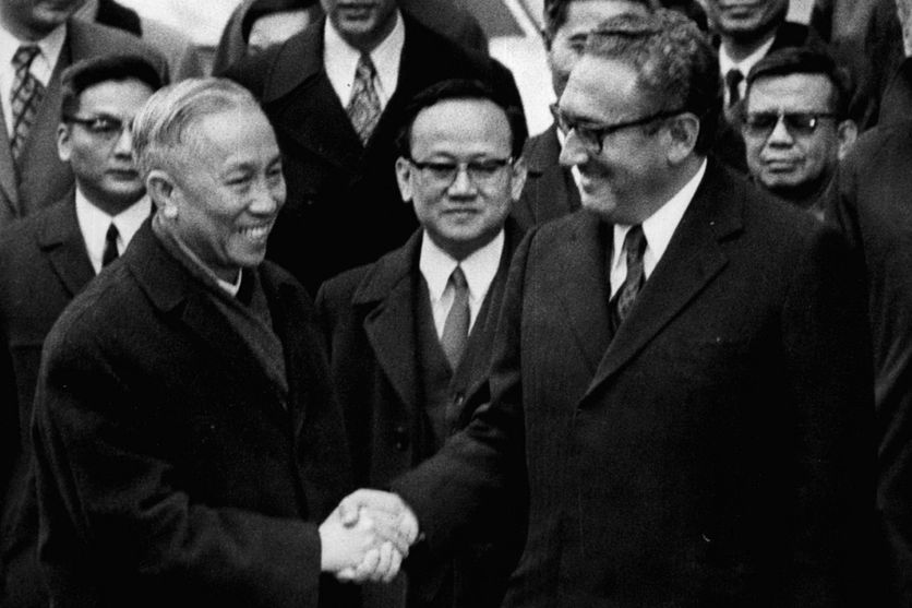 En 1973, le secrétaire d’État Henry Kissinger se voit remettre le Nobel de la paix, conjointement avec le dirigeant nord-vietnamien Le Duc Tho, pour leur rôle dans la négociation d’un cessez-le-feu dans la guerre du Vietnam.