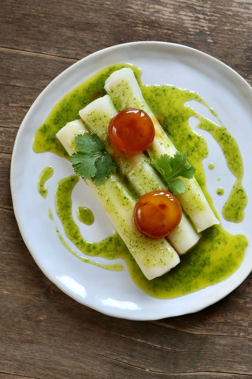 Les Poireaux vinaigrette de coriandre, œufs marinés au soja.