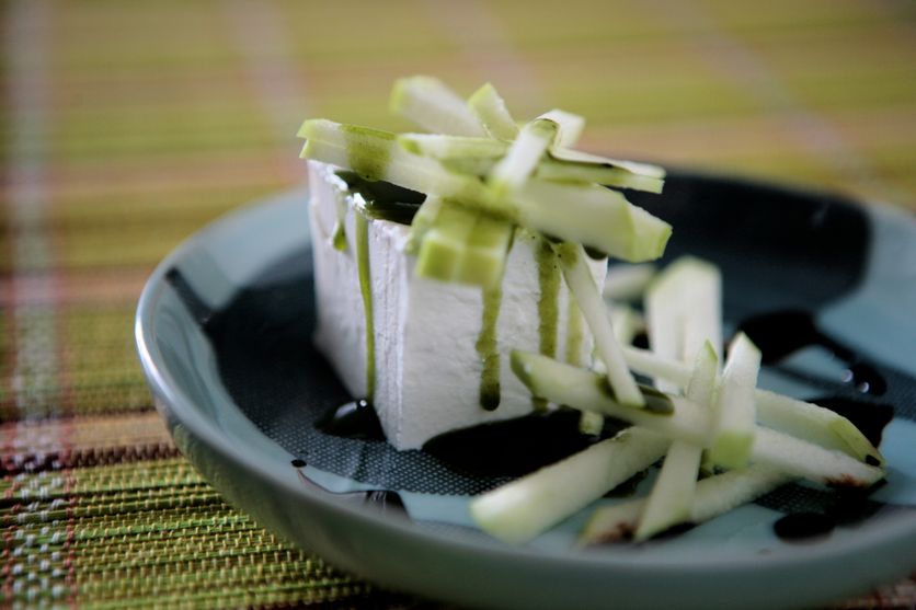 Le chèvre frais, allumettes de pommes Granny et huile au vert Matcha.