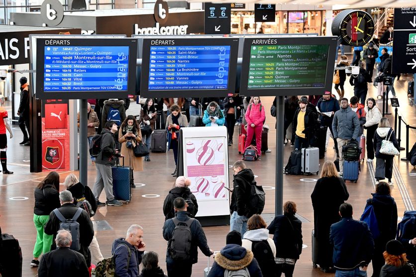 En gare de Rennes ce vendredi 16 décembre 2022. Les effets de la grève des contrôleurs se renforcent : deux trains sur cinq seront supprimés en ce week-end de Noël, selon la SNCF.