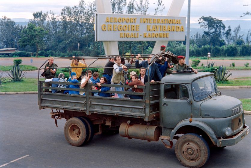 Des parachutistes français aident des citoyens européens à l'aéroport de Kigali, le 11 avril 1994, lors d'une opération d'évacuation, alors que les massacres entre Hutus et Tutsis se poursuivent au Rwanda.