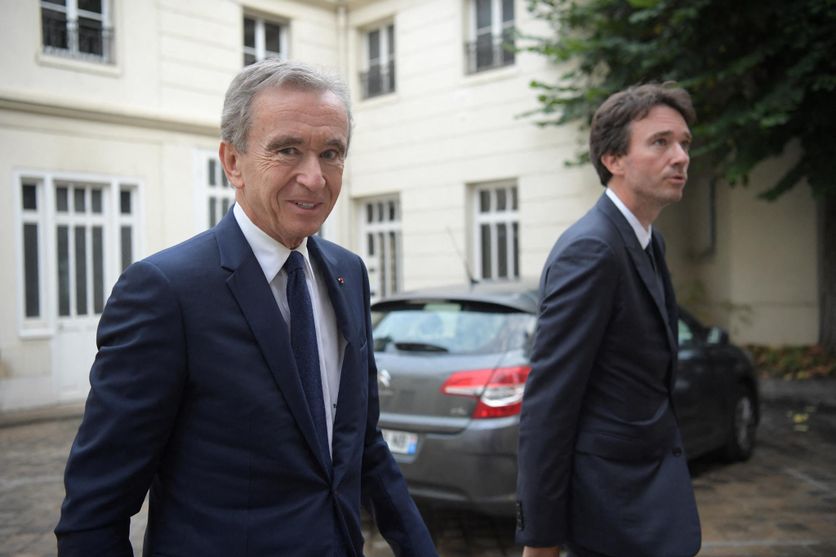 Bernard Arnault, PDG du groupe de luxe LVMH, et son fils Antoine Arnault à l’archevêché de Paris, le 24 septembre 2019, pour faire officiellement don de 200 millions d’euros à la Fondation Notre-Dame.