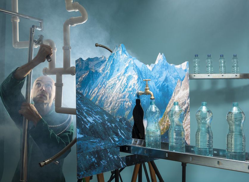 Une enquête récente a révélé que des industriels avaient filtré leur eau avant de la mettre en bouteille et la commercialiser. (Mise en scène photographique).