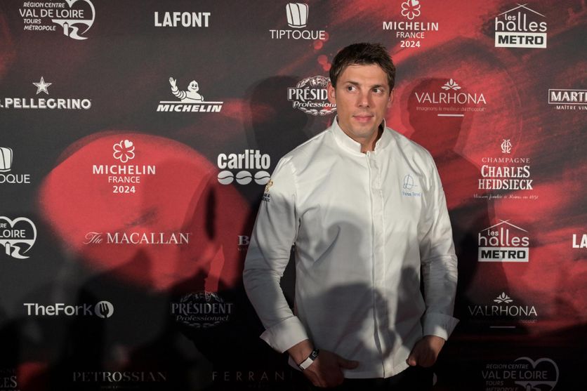Fabien Ferre, chef triplement étoilé de La Table du Castellet (Var), lors d’un photocall dans le cadre de la cérémonie de remise des prix du Guide Michelin France 2024 à Tours, le 18 mars 2024.