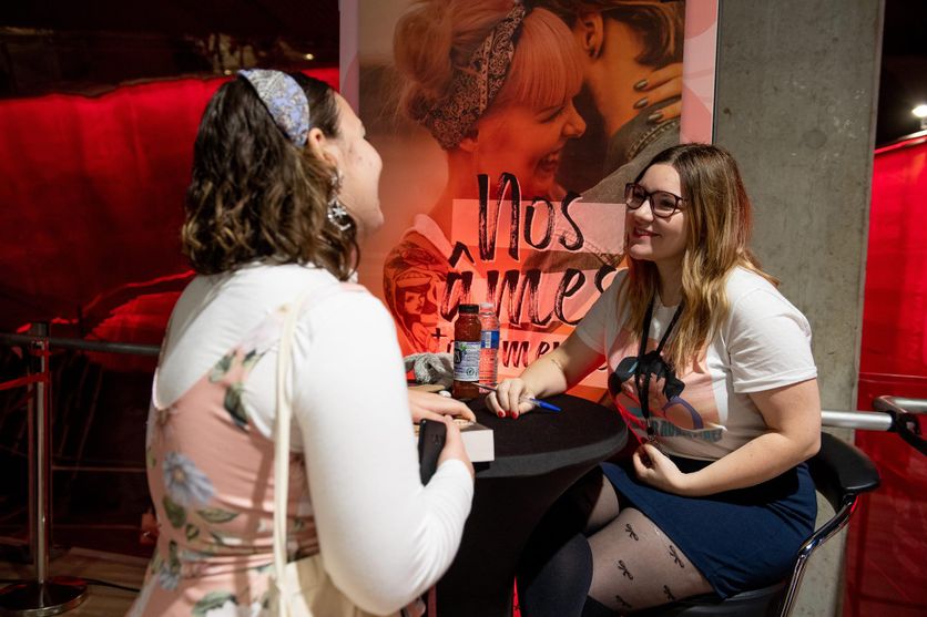 Morgane Moncomble, star de la new romance en France,  dans un salon dédié à ce nouveau genre, en novembre 2019 à Lille.