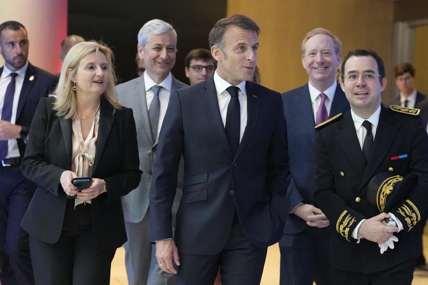 Le président français Emmanuel Macron escorté par la CEO de Microsoft France, Corine de Bilbao, aux bureaux de l’entreprise à Issy-les-Moulineaux, le 13 mai 2024.