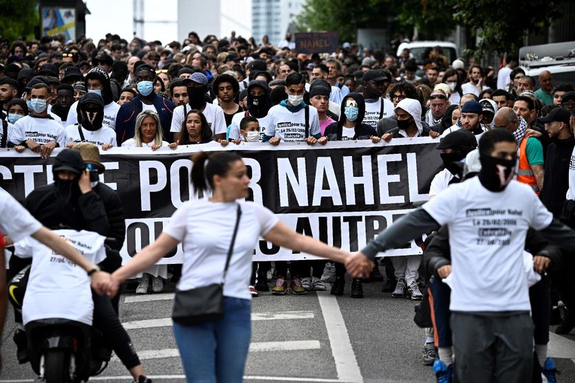 Des participants à une marche en hommage à Nahel, un an après sa mort, le 29 juin 2024 à Nanterre, dans les Hauts-de-Seine