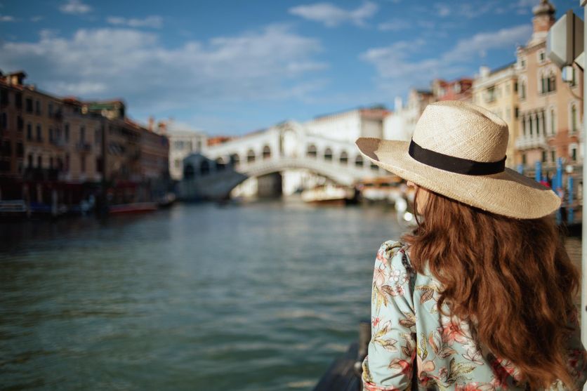Dans le roman, les personnages comme Jess et Maxence sont à la fois fragiles et vivants à l‘image de Venise, menacée par la montée des eaux.