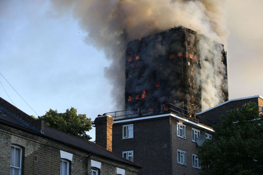 La fumée s’échappe de la tour Grenfell, le 14 juin 2017 dans l’ouest de Londres.