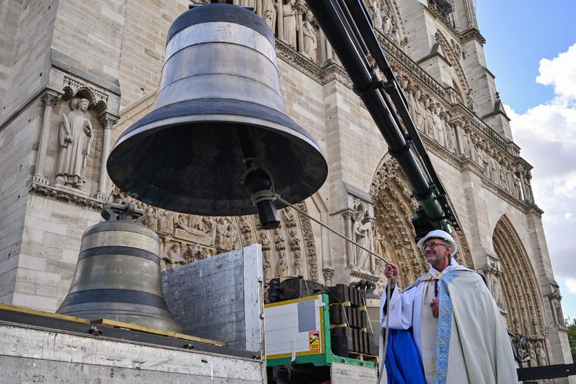 Le recteur de Notre-Dame, Olivier Ribadeau Dumas, bénit l’une des huit cloches de la tour Nord de la cathédrale, appelée « Marcel », le 12 septembre 2024.