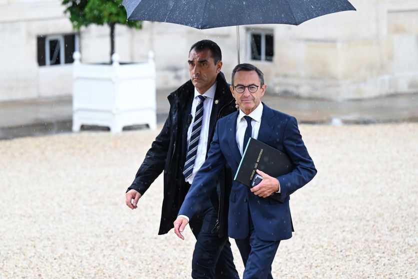 Pour trouver des pistes d’amélioration, le nouveau ministre de l’intérieur va rencontrer mardi 1er octobre les 21 préfets les plus concernés par les mesures d’éloignement. Ici, Bruno Retailleau arrive au conseil des ministres, le 23 septembre 2024.