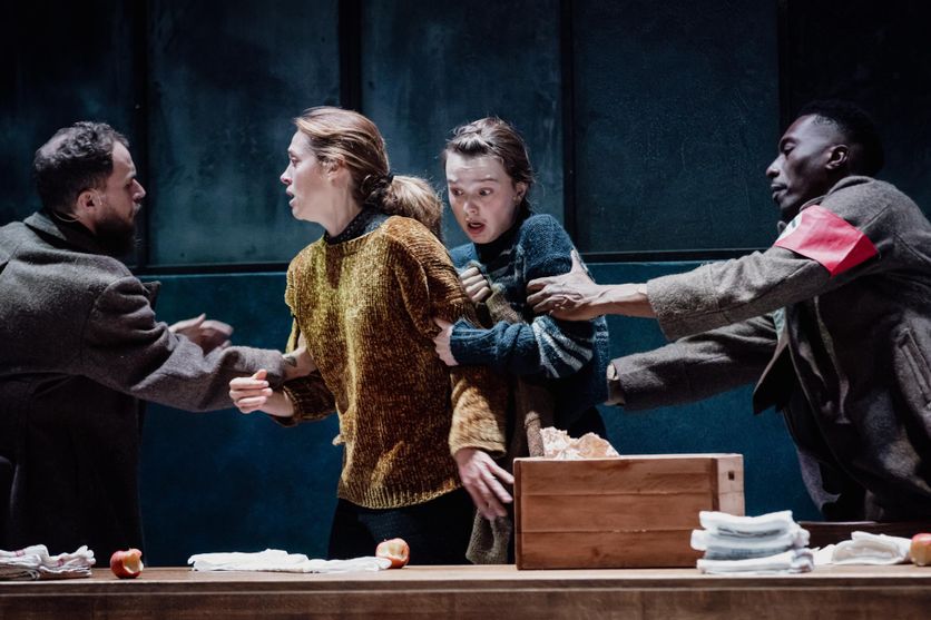 Au Théâtre national de Bretagne, la metteuse en scène Julie Duclos a sélectionné 13 tableaux d’individus en proie avec la brutalité nazie.