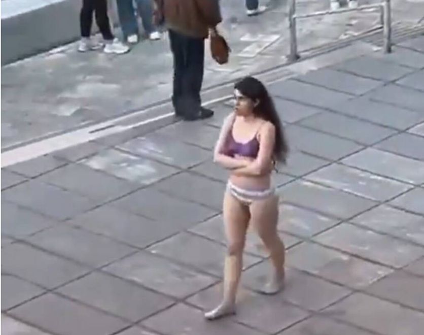 Capture d’écran de la vidéo où la jeune étudiante iranienne marche en sous-vêtements devant l’université islamique Azad de Téhéran.