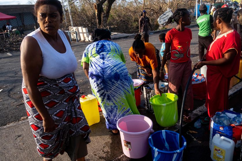 Vendredi 20 décembre à Mamoudzou, des femmes et des enfants attendent à un point d’eau pour se ravitailler.