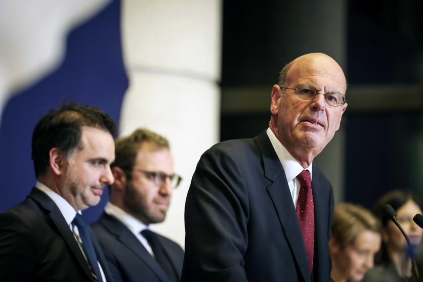 Cérémonie de passation de pouvoir entre Antoine Armand, Laurent Saint-Martin et Éric Lombard au Ministère des finances de Bercy, le 23 décembre 2024.