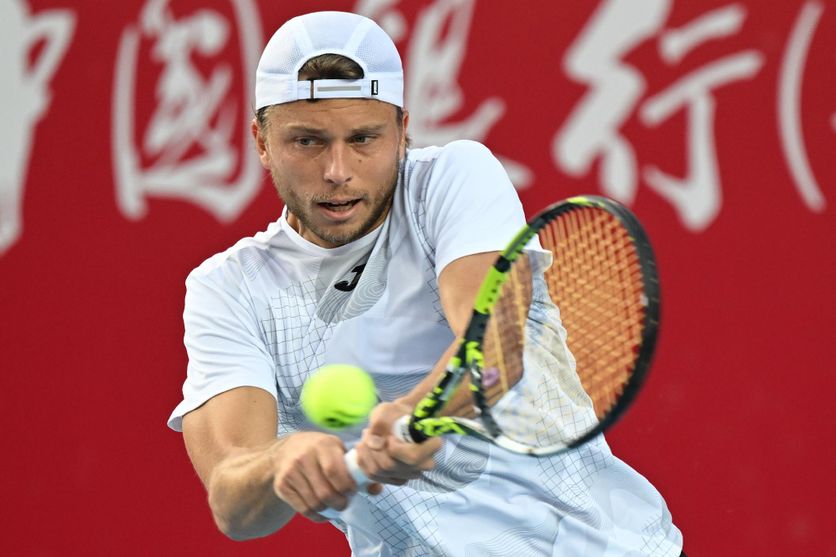 Le Français Alexandre Müller a remporté son premier titre sur le circuit principal de l’ATP en battant le Japonais Kei Nishikori en finale du tournoi de Hong Kong, le 5 janvier 2025.