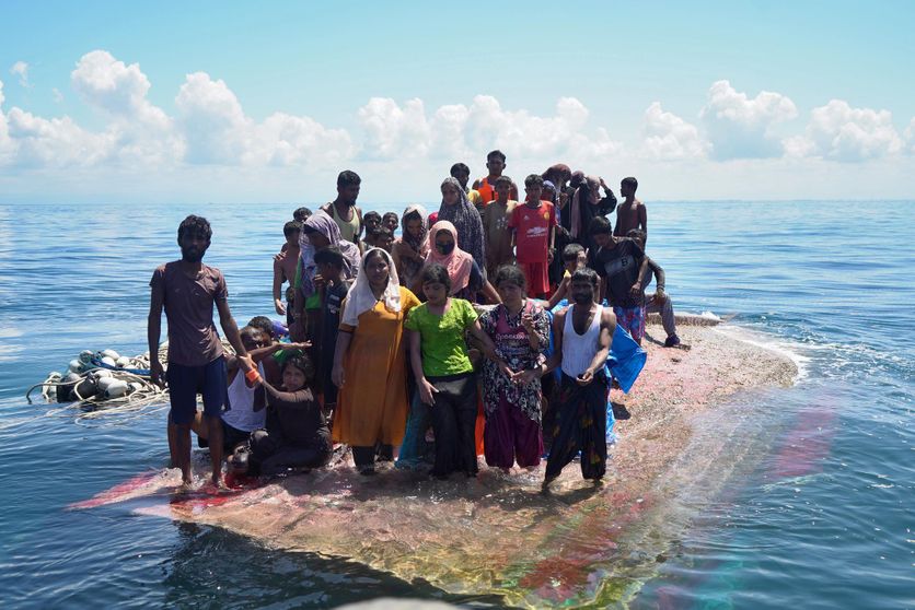 Des réfugiés Rohingyas fuyant la Birmanie sont secourus le 21 mars 2024 au large d’Aceh Ouest, en Indonésie, après le naufrage de leur bateau.  