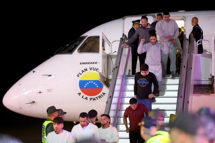 Des migrants vénézuéliens expulsés des États-Unis arrivent à l’aéroport de Maiquetia, au nord de Caracas, le 10 février 2025