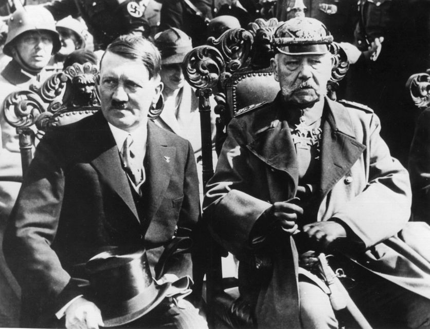 Le chancelier Adolf Hitler et le président allemand Paul von Hindenburg lors de la séance d’ouverture du nouveau Parlement à Potsdam, le 21 mars 1933.