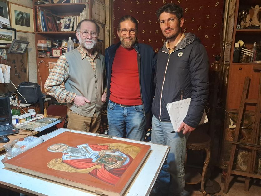 Vincent Gelot, directeur de Syrie de l’Oeuvre d’Orient, Bachir et Nahmat Badawi (de droite à gauche). Bachir est le frère de l’artiste, il est également restaurateur d’icône.