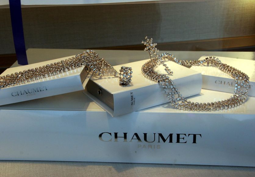 Dans une bijouterie Chaumet, place Vendôme à Paris. Laurence Cosset retrace l’histoire de bijoux célèbres dans l’histoire à travers l’étude des archives de la maison de joaillerie.