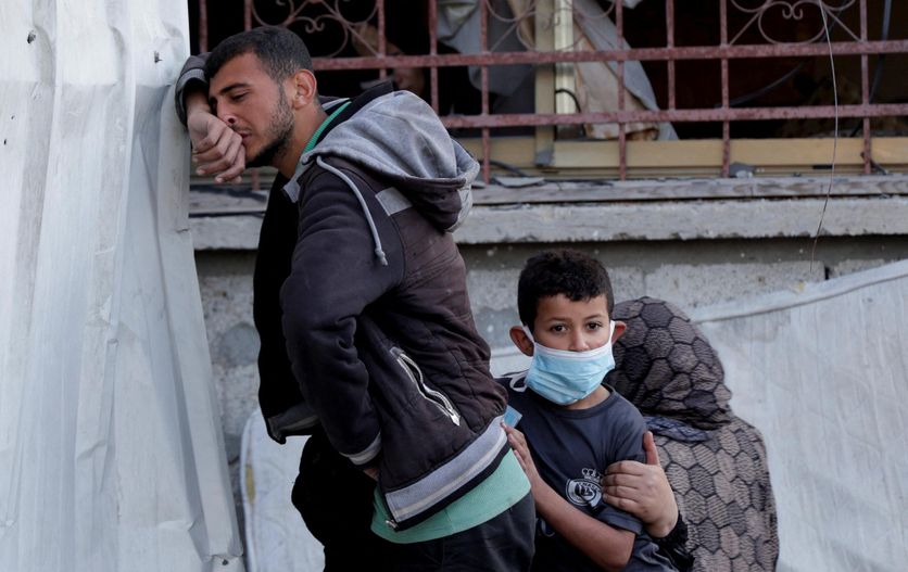 Un Palestinien réagit aux dégâts causés par une frappe israélienne sur une maison, à Khan Younès, dans le sud de la bande de Gaza, le 28 avril 2025.