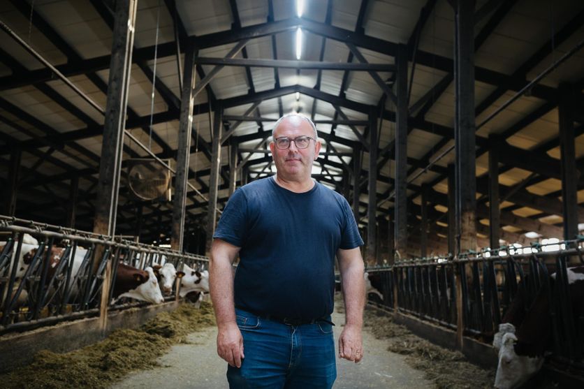Le sénateur et agriculteur Laurent Duplomb sur son exploitation laitière, à Saint-Paulien (Haute-Loire), le 23 juin.