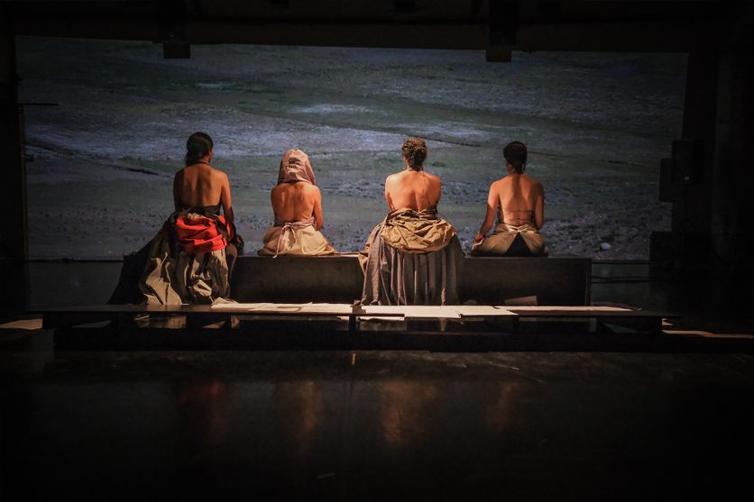 Présenté à Avignon cette année 2025, Laaroussa Quartet, du Tunisien Sofiane Ouissi, est un spectacle de danse autour de l’artisanat d’un groupe de potières du nord de la Tunisie.